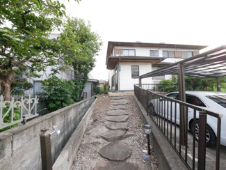 【外観】 | 甲府市西田町 敷地148坪・建物358㎡の広々中古戸建 | 駐車場よりこの通路を通り2階の玄関へ