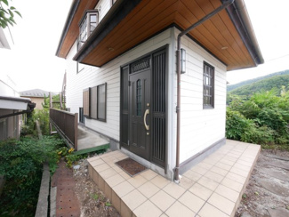 【玄関】 | 甲府市西田町 敷地148坪・建物358㎡の広々中古戸建 | 玄関ドアはまだまだ使えそうです。