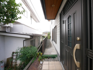 【玄関】 | 甲府市西田町 敷地148坪・建物358㎡の広々中古戸建 | 2階玄関前よりバルコニーへアクセス可能