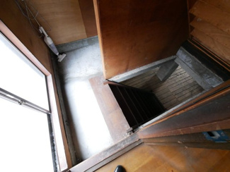 【その他】 | 甲府市西田町 敷地148坪・建物358㎡の広々中古戸建 | 2階階段下より1階のユーティリティスペースへ

