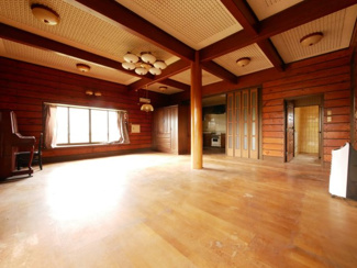 【居間・リビング】 | 甲府市西田町 敷地148坪・建物358㎡の広々中古戸建 | 約31帖の広々LDK　天井も高く、素晴らしい造りです。