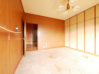 【洋室】 | 甲府市西田町 敷地148坪・建物358㎡の広々中古戸建 | ３階東南側　7帖　洋室　壁一面収納