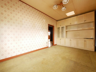 【洋室】 | 甲府市西田町 敷地148坪・建物358㎡の広々中古戸建 | ３階6.2帖　洋室　壁一面収納