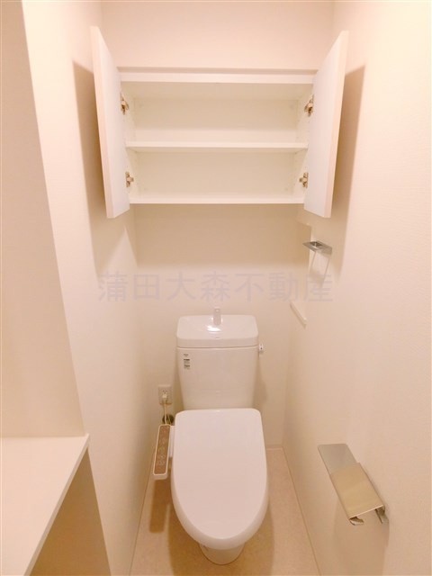 アークマーク大森西のトイレ|吊戸棚と温水洗浄便座付きのトイレ