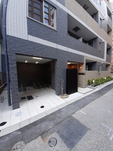 よしビルのエントランス|落ち着いたエントランスです