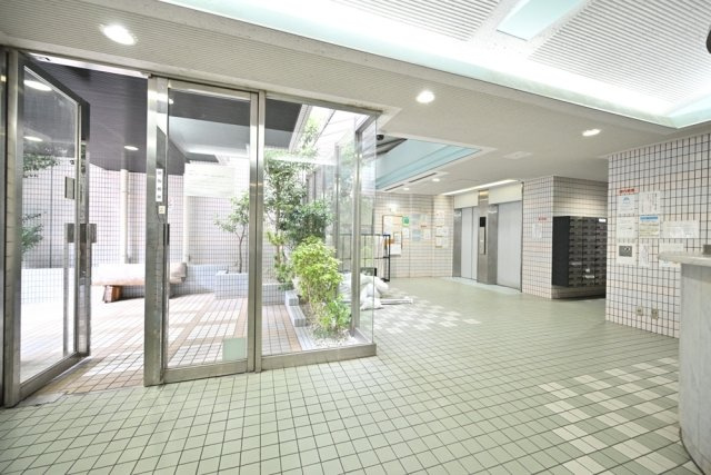 スカイコート下高井戸のエントランス|建物の内部です