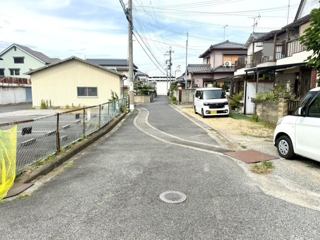 貝塚市半田2丁目　中古戸建の前面道路含む現地写真