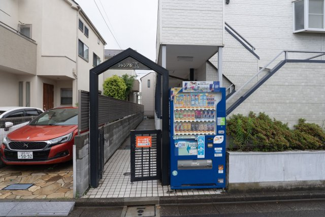 AP1587 シャンブルK 101のエントランス|建物の内部です