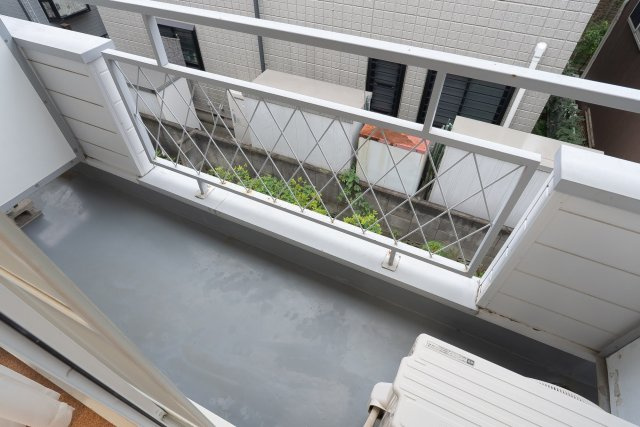 AP1588 シャンブルK 205のバルコニー|外からの目が気にならないバルコニーで洗濯物が干せます