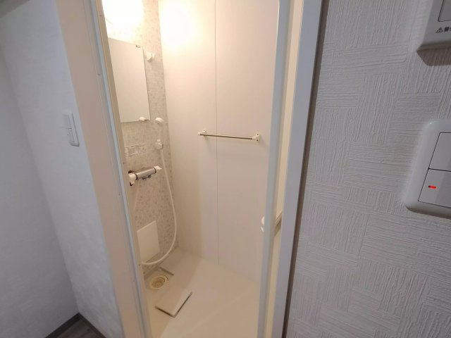 AP93 グリシュアーヴ旭町 302のシャワールーム|さっと体を洗えるシャワールーム付です