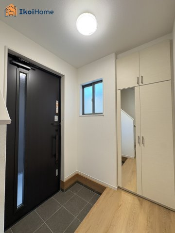 明石市大久保町大窪19期　新築戸建の玄関|【ホームページに現地動画掲載中】●年中無休：当日予約可●便利な姿見付きシューズボックスを完備です！