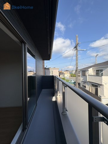 明石市大久保町大窪19期　新築戸建のバルコニー|【ホームページに現地動画掲載中】●年中無休：当日予約可●バルコニーは屋根があり、小雨程度なら安心です