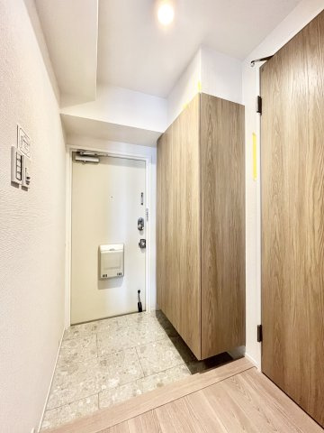 万葉ハイツ小阪菱屋西の玄関|収納もある玄関です