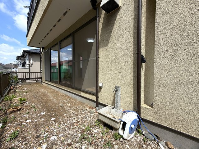 駐車場３台イケる？？しかも、車通りも少なく入出庫も超余裕！！とにかく駐車場的部分の広さが欲しい人は絶対ココ！！キッチンとの目隠しも造りやすく、風通りもGOOな『旭区中白根２丁目』リフォーム戸建の庭|お庭が付いています