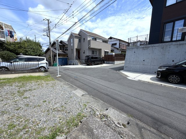 駐車場３台イケる？？しかも、車通りも少なく入出庫も超余裕！！とにかく駐車場的部分の広さが欲しい人は絶対ココ！！キッチンとの目隠しも造りやすく、風通りもGOOな『旭区中白根２丁目』リフォーム戸建の前面道路含む現地写真|前面道路含む現地写真です
