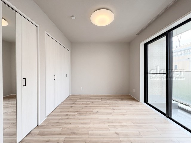 【子供部屋】 | ハイライフ久我山 | 窓の向こうの景色が気持ちよい洋室。実際の面積よりも広く感じられるのは、窓の向こうの景色の開放感によるものです。～即日のご見学可能～　お問合せはお気軽にどうぞ。
