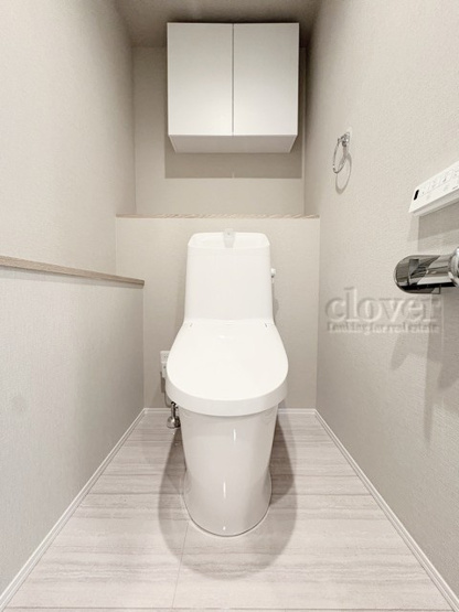 【トイレ】 | ハイライフ久我山 | 上部に収納を備えたトイレです。自宅の中でも最もプライベートな空間だからこそ、ほしい「落ち着き」がここにあります。～即日のご見学可能～　お問合せはお気軽にどうぞ。
