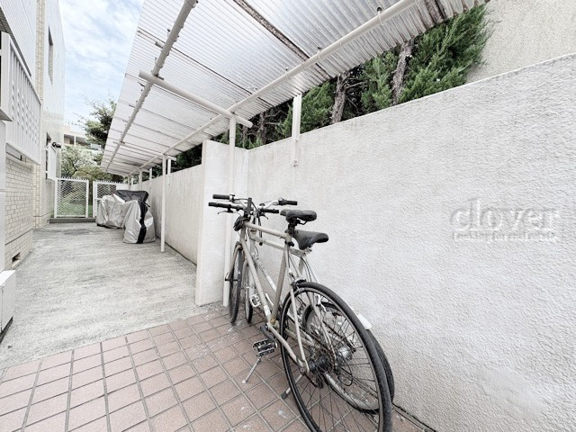 【駐輪場】 | ハイライフ久我山 | 自転車置き場。マンションの共用部にあたります。空きの有無や駐輪料金、各戸の台数制限などについては、改めてお問い合わせください。～即日のご見学可能～　お問合せはお気軽にどうぞ。
