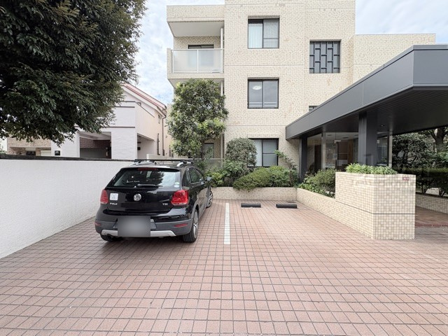 【駐車場】 | ハイライフ久我山 | マンションの駐車場スペース。空きの有無や駐車料金、サイズ規定などについては、改めてお問い合わせください。～即日のご見学可能～　お問合せはお気軽にどうぞ。
