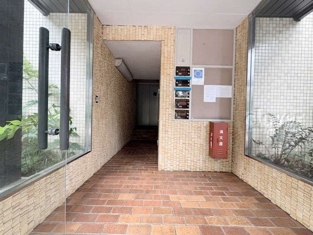 【ロビー】 | ハイライフ久我山 | マンションの建物内に入って最初に目にする空間が、このエントランスホールです。それほど広くはありませんが、しっかりと清潔感が保たれています。～即日のご見学可能～　お問合せはお気軽にどうぞ。
