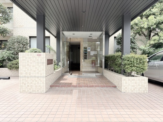 【エントランス】 | ハイライフ久我山 | マンションの建物内に入って最初に目にする空間が、このエントランスホールです。それほど広くはありませんが、しっかりと清潔感が保たれています。～即日のご見学可能～　お問合せはお気軽にどうぞ。
