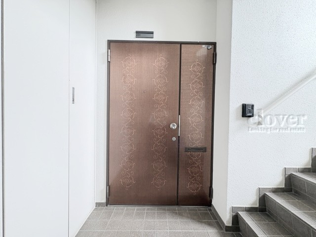 【その他共用部分】 | ハイライフ久我山 | 皆様をお迎えする、お部屋の玄関ドア。開けやすさや開放角度、ドアノブの操作しやすさや鍵の形状などを、現地で一度ご確認ください。～即日のご見学可能～　お問合せはお気軽にどうぞ。
