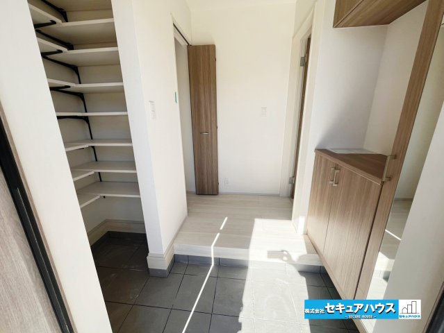 【同施工物件ご案内可能】知多市にしの台　全1棟の内観：施工例|【玄関イメージ】
◆お家に出会う人々を迎える玄関だからこそ、広々清潔感あふれる空間にしたいものです。採光・通風にも配慮された設計で毎日明るい空間をキープします♪