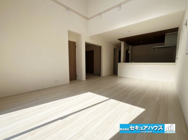 【同施工物件ご案内可能】知多市にしの台　全1棟の内観：施工例|【LDKイメージ】
◆通学から帰宅し、リビングルームで会話を楽しむ子ども達。リビングから臨む景色は太陽色に染まり、解放感溢れゆったりとしたひと時を過ごすことが出来る素敵な空間です。