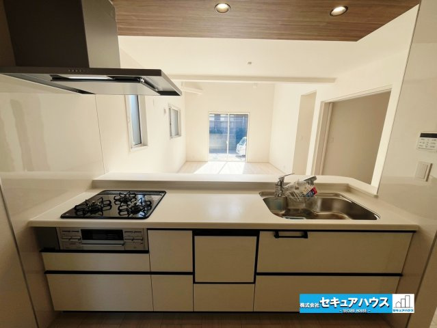 【いつでもご案内可能】知多市にしの台　全1棟のキッチン|【キッチン】
◆同時にたくさんの料理が調理できる。「焼く・蒸す・煮る」の工程を同時進行で進めることができるので、料理を素早く作ることができます。育児でバタバタ忙しいママに嬉しい♪