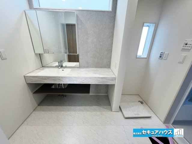 【いつでもご案内可能】知多市にしの台　全1棟の独立洗面台|【洗面台】
◆鏡の裏にはたっぷりと収納スペースを標準装備！
◆電源を付属しているのでドライヤーなど利用できます。