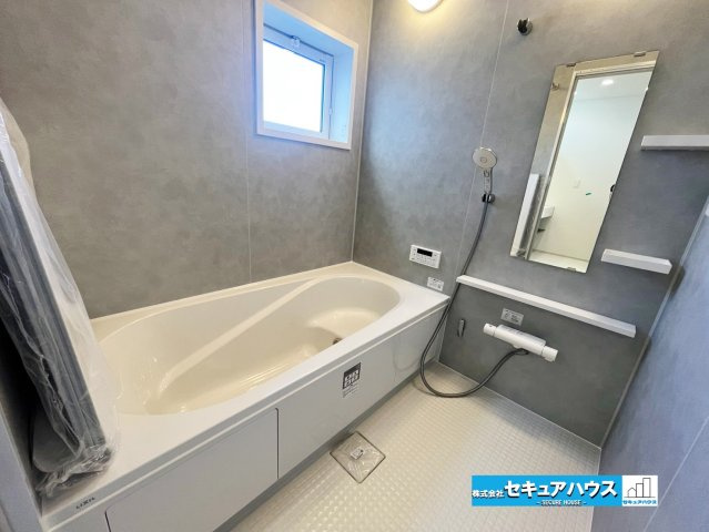 【いつでもご案内可能】知多市にしの台　全1棟の浴室|【浴室】
◆アクセントパネルで落ち着きのある雰囲気を演出します。毎日の疲れを癒やすバスタイムをお楽しみ下さい！
◆窓付きで、カビの繁殖を抑える効果があります。