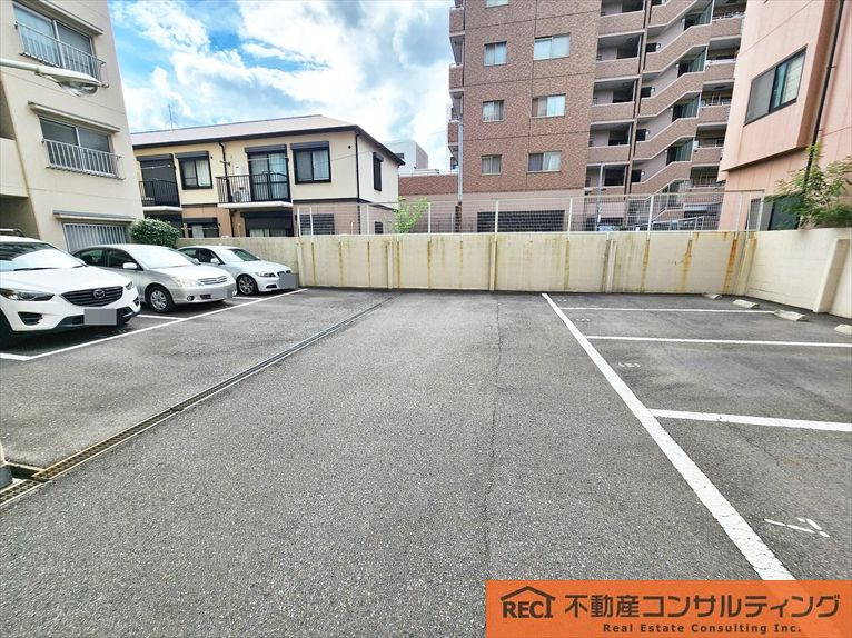コスモハイツ六甲道の駐車場