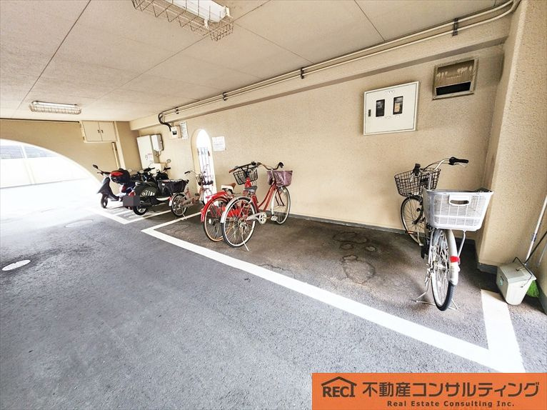 コスモハイツ六甲道の駐車場