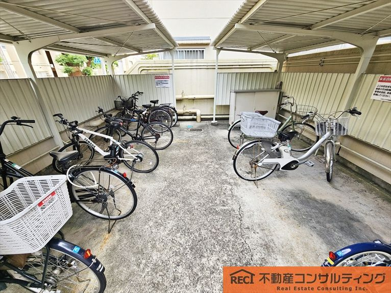 コスモハイツ六甲道の駐車場
