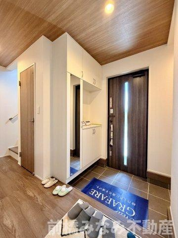 【新築】前橋市関根町　２号棟(全３棟)　グラファーレ　新築建売分譲の玄関