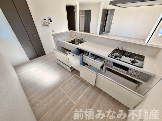 【新築】渋川市石原１期　２号棟(全２棟)　アーバンスタイル　新築建売分譲のキッチン|コンパクトなキッチンで掃除もラクラク