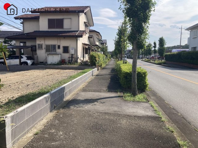 【前面道路含む現地写真】 | 鳩山町楓ヶ丘3丁目　新築戸建　ブルーミングガーデン　全1棟　1号棟