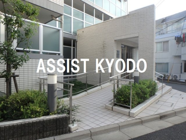 世田谷区経堂３丁目の賃貸マンションのエントランス