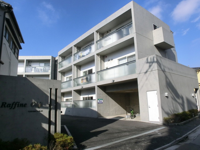 ラフィネ王子の外観|コンクリート打ちっ放しのマンションです♪