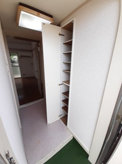 【玄関】 | シティパレス清水町Ⅲ | 収納もある玄関です