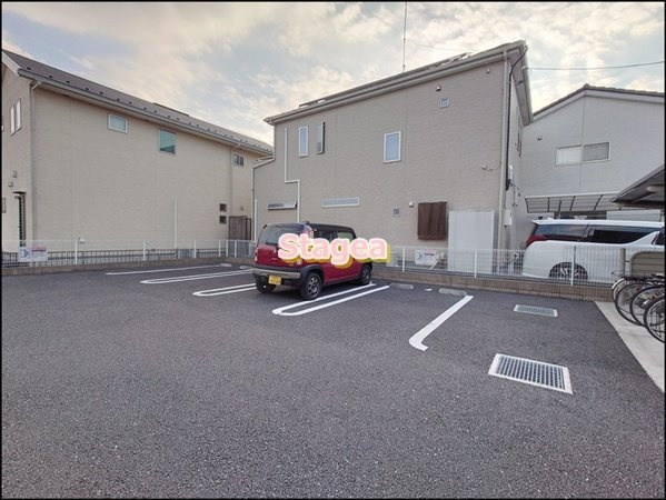 ハウスフリーデの駐車場
