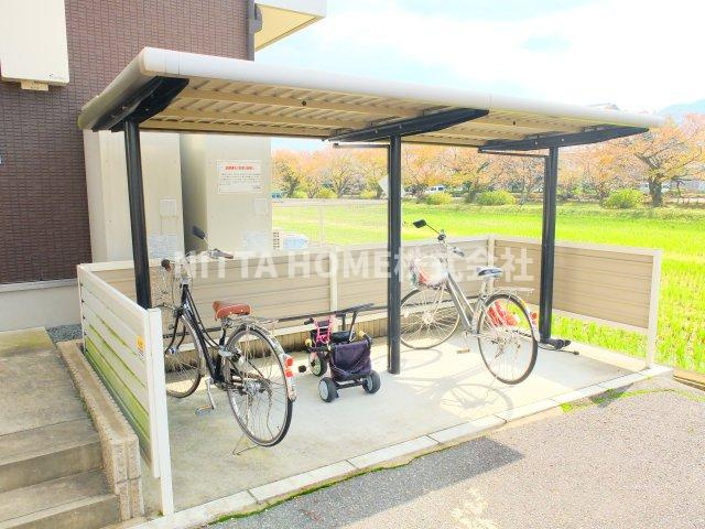 丹波市春日町黒井のアパートの駐車場|屋根付きの駐輪場は無料で使用ＯＫ★