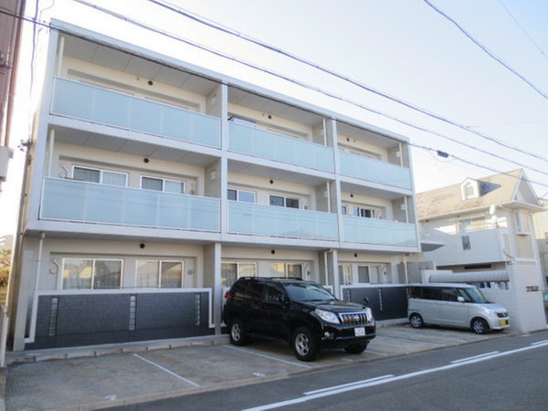 ＨＩＬＬＳ　ＣＲＥＳＴの駐車場