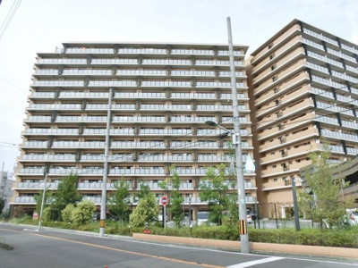 【外観】 | ブランズ・ヴェリテ堺七道 | 【換気に便利な浴室に窓あります！】ゆったりとくつろげる綺麗な浴室ですよ！時間短縮でシャワーだけの方も多いですが、一日の疲れを癒すため湯船に浸かれば心身ともにリラックスできますね♪