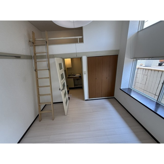 ローズアパートメント泉10番館の居間・リビング