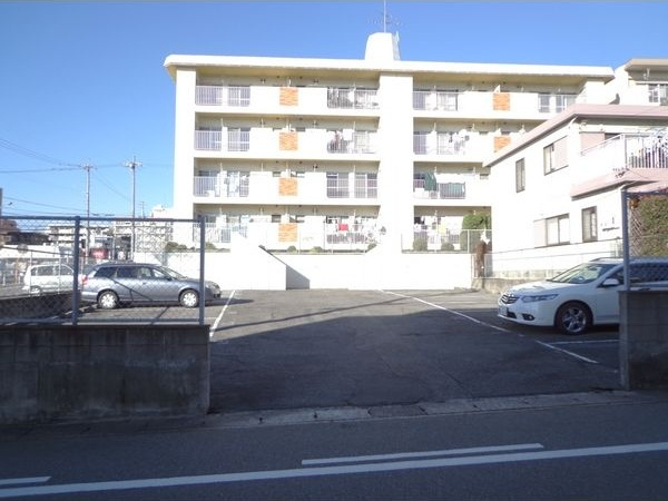 ロイヤル伊東の駐車場