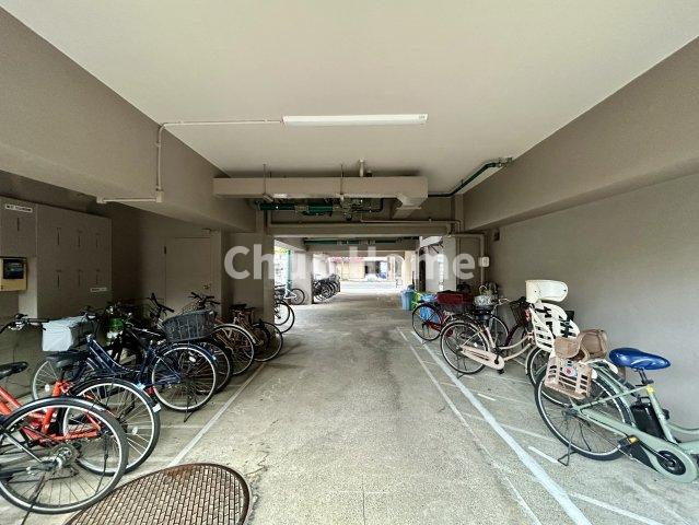 根岸武蔵野マンションの駐輪場|【自転車置き場】最新の空き状況や費用などの詳細は担当スタッフまでお問い合わせください。