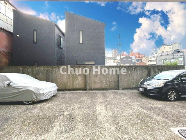 根岸武蔵野マンション|【敷地内駐車場】最新の空き状況や費用などの詳細は担当スタッフまでお問い合わせください。
