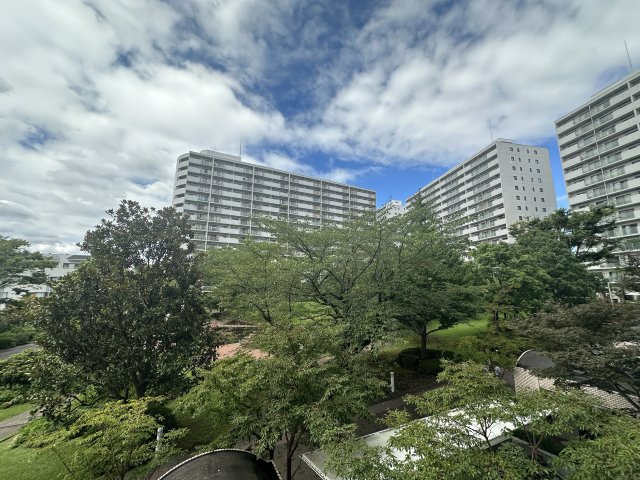 ニューシティ東戸塚パークヒルズH棟の展望|バルコニーからの眺望は自然の緑とマンションの融合の景色が広がります。