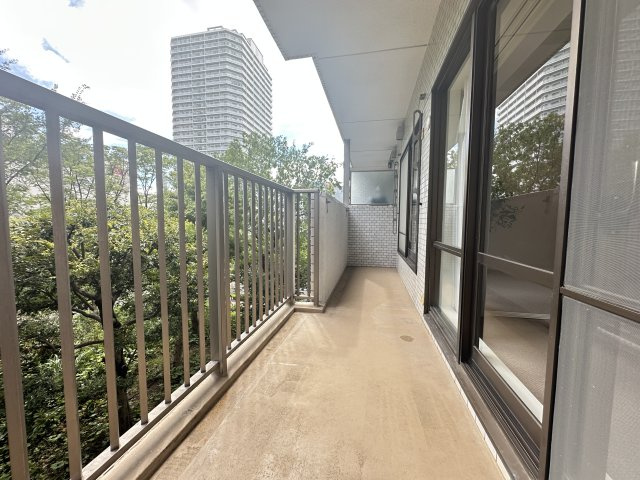 ニューシティ東戸塚パークヒルズH棟のバルコニー|南向きバルコニーでたっぷりの陽射しの中、風も良く抜けるのでお洗濯物も早く乾きそうですね。
